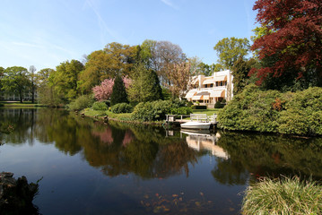 Obraz premium Mansion with garden and pond in The Hague