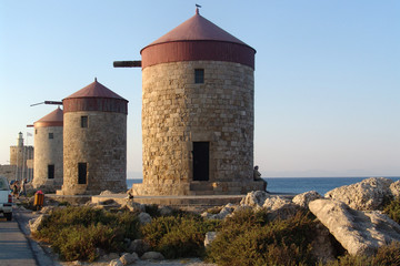 Fototapeta na wymiar Drei Windühlen im Hafen von Rhodos