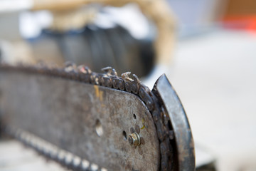the part of chain saw with sharp tooth