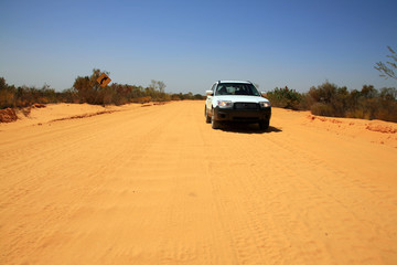 Obraz na płótnie Canvas Geländewagen auf einer Sandpiste Australien_07_1244