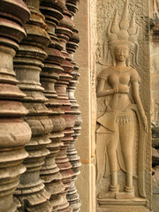 detail of pillar and statue in angkor wat