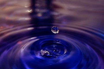 Gota Flotando Azul (Oscura)