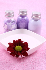 Obraz na płótnie Canvas bath time - towel and cosmetics with daisy