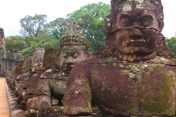 Fototapeta na wymiar Posągi poza bramą do Angkor Wat świątyni