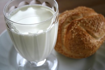 Milch und Brötchen