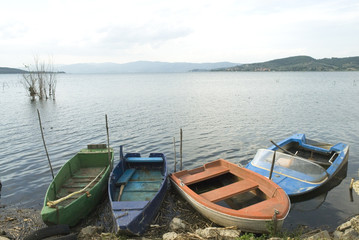 Fototapeta na wymiar kolorowe łodzie rybackie w jeziorze