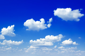 Naklejka na ściany i meble Białe chmury w błękitne niebo.