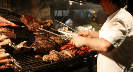 Stickers fenêtre Restaurant Chef argentin faisant cuire la viande dans le restaurant