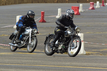 Obraz premium course de motos anciennes