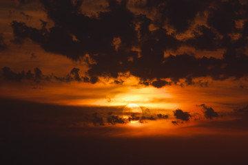 Fototapeta na wymiar Dramatyczna pomarańczowy zachód słońca