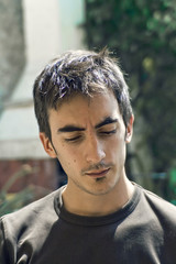 jeune homme sérieux soucis triste refléxion