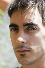 jeune homme regard intense méchant triste déprimé