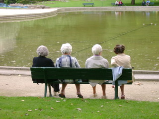 femmes agées sur un banc