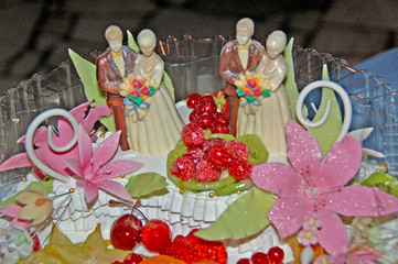 just married couple on the wedding cake