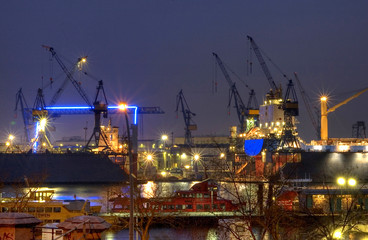 blaues schiff und tor