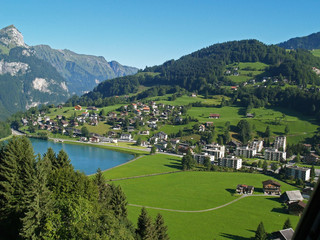 Fototapeta na wymiar małe Vallage w Szwajcarii