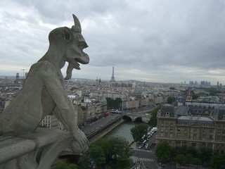 Chim&egrave;res de Notre Dame de Paris et vue sur la Tour Eiffel