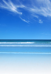 Fototapeta na wymiar Jasne, plaża i błękitne niebo
