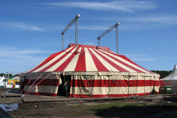Red and white circus tent © Jan Kranendonk