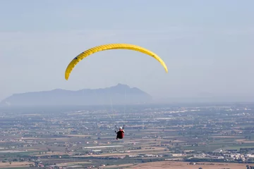 Afwasbaar Fotobehang Luchtsport flying over the plains