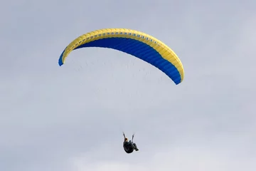Deurstickers Luchtsport paraglider in de lucht