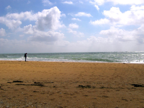 homme seul sur la plage
