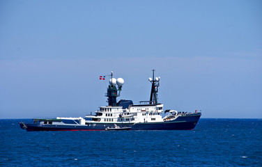 Fototapeta na wymiar Un bateau suédois sur la mer Méditerranée
