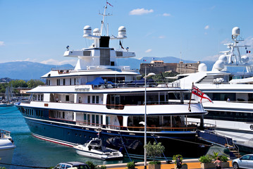 Naklejka premium Un luxueux bateau sur la Côte d'Azur.