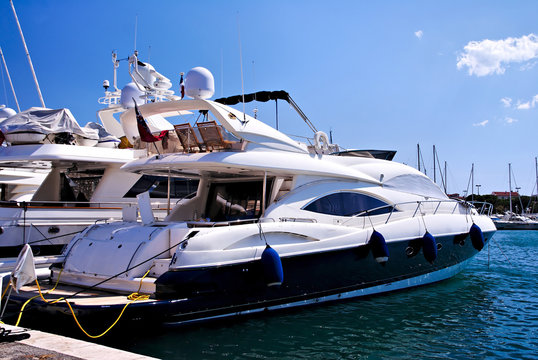 Un luxueux bateau sur la Côte d'Azur.