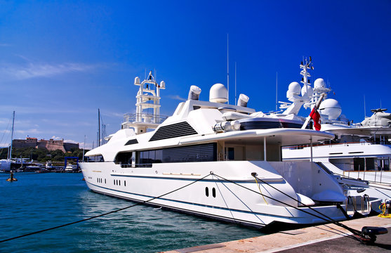 Un luxueux bateau sur la Côte d'Azur.