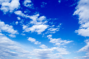 Naklejka na ściany i meble Białe chmury na niebieskim niebie.