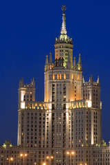 Fototapeta na wymiar Rosja, Moskwa, nocne miasta. Stary wieżowiec