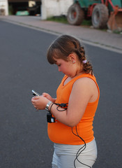 mädchen mit handy