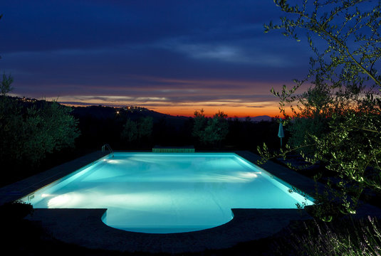 swimming-pool bei sonnenuntergang