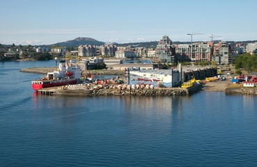 Fototapeta na wymiar Pier and harbor in Victoria, British Columbia