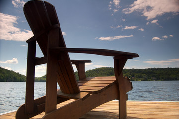 Une chaise au bord du lac