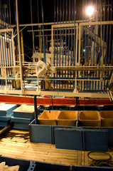 Photographie de nuit du matériel d'un bateau de pêche industriel