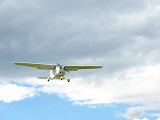 Fototapeta na wymiar samolot sportowy biały latające nieba i deszczu