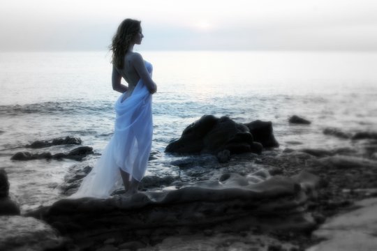 jeune femme nue de dos en bord de mer