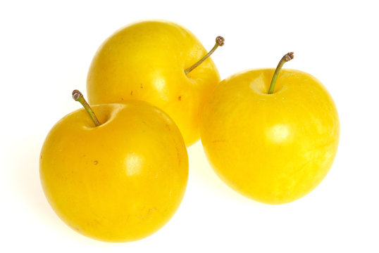trois prunes jaunes