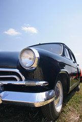 Fototapeta na wymiar Klasyczne i zabytkowe samochody - klasyczny czarny samochód z błękitnego nieba