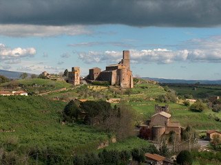 Tuscania, S. Pietro und Sta. Maria M. unter Wolkenstreifen