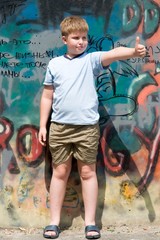 Obraz na płótnie Canvas child with graffiti