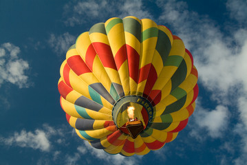 Obraz premium Colorful Hot Air Ballon blue sky and puffy clouds