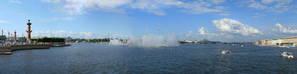 Springbrunnen am Wasser.