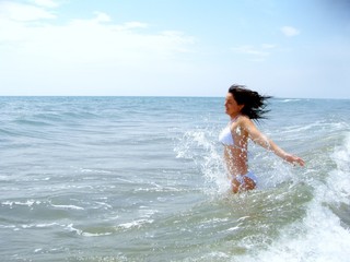 Jeune Femme dans les vagues 4