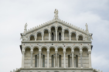 Fototapeta na wymiar Pisa, szczegóły na szczycie katedry na placu cudów