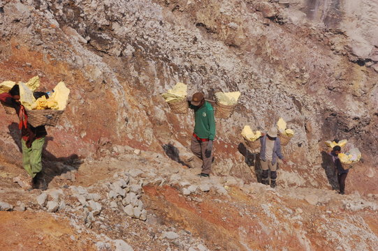 portage du soufre ; Kawa Ijen ; Lombok