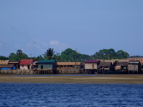 Village en bord de riviere, Cambodge
