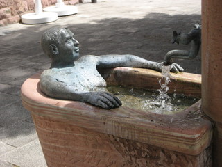 Badender Mann als Brunnenfigur